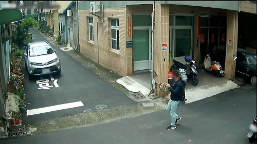 婦人慘遭假檢警詐騙 70萬金飾放機車菜籃全沒了-高雄汽機車借款,高信合法當舖